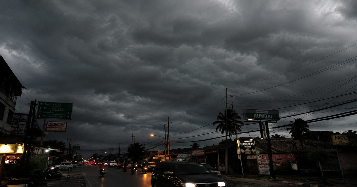 Langit Rumbai Mendadak Gelap Bak Menjelang Malam, Warga Antisipasi Hujan dan Petir